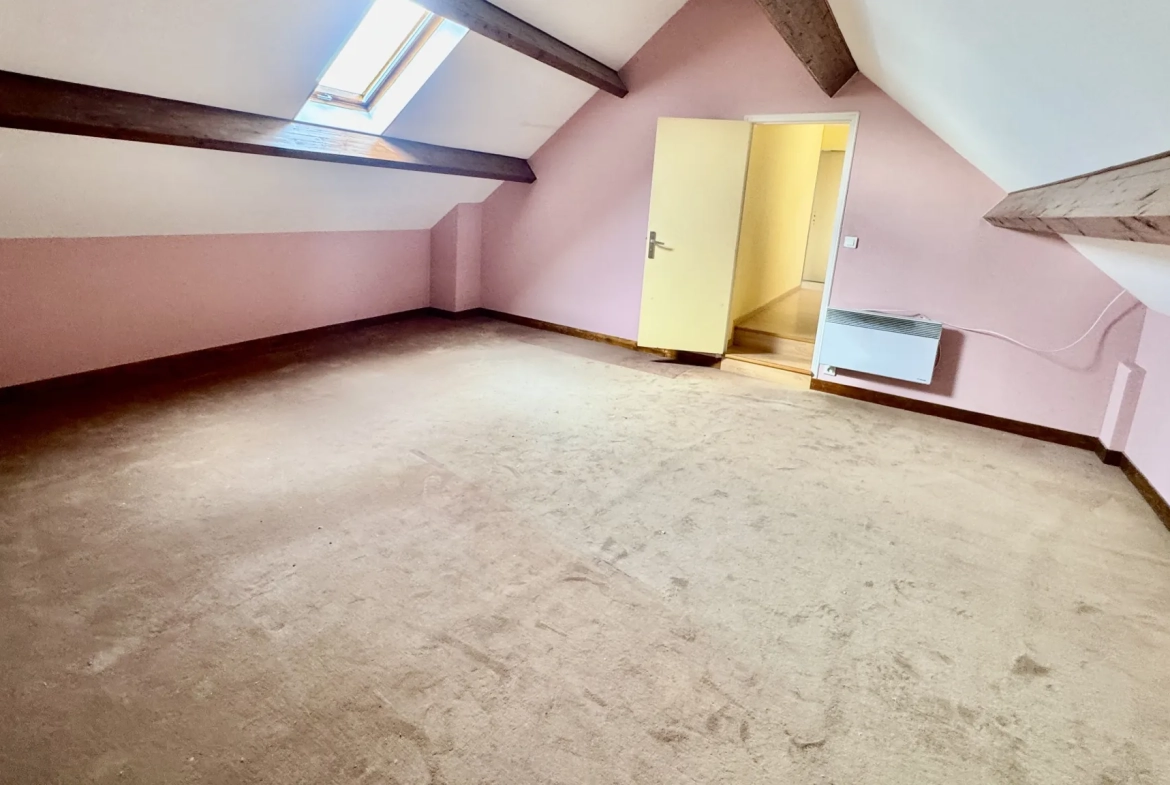 Maison à Issou de 120 m² avec jardin, garage et potentiel de rénovation 