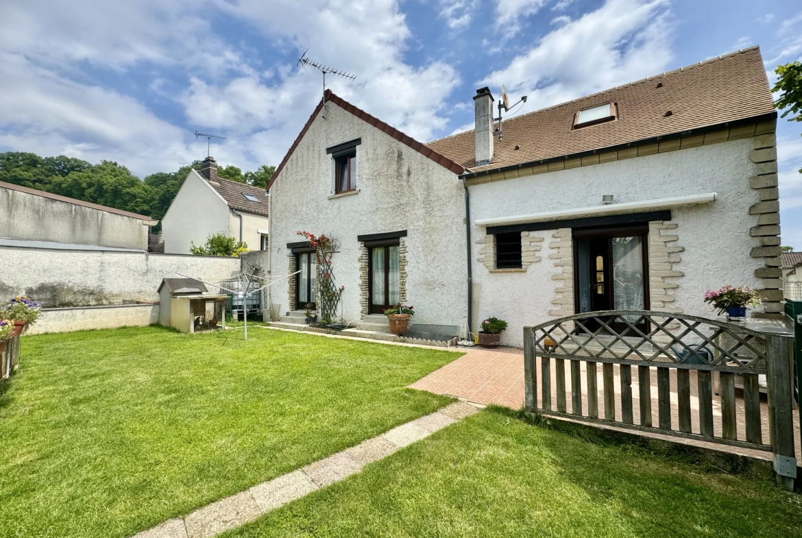 Maison à Issou de 120 m² avec jardin, garage et potentiel de rénovation 