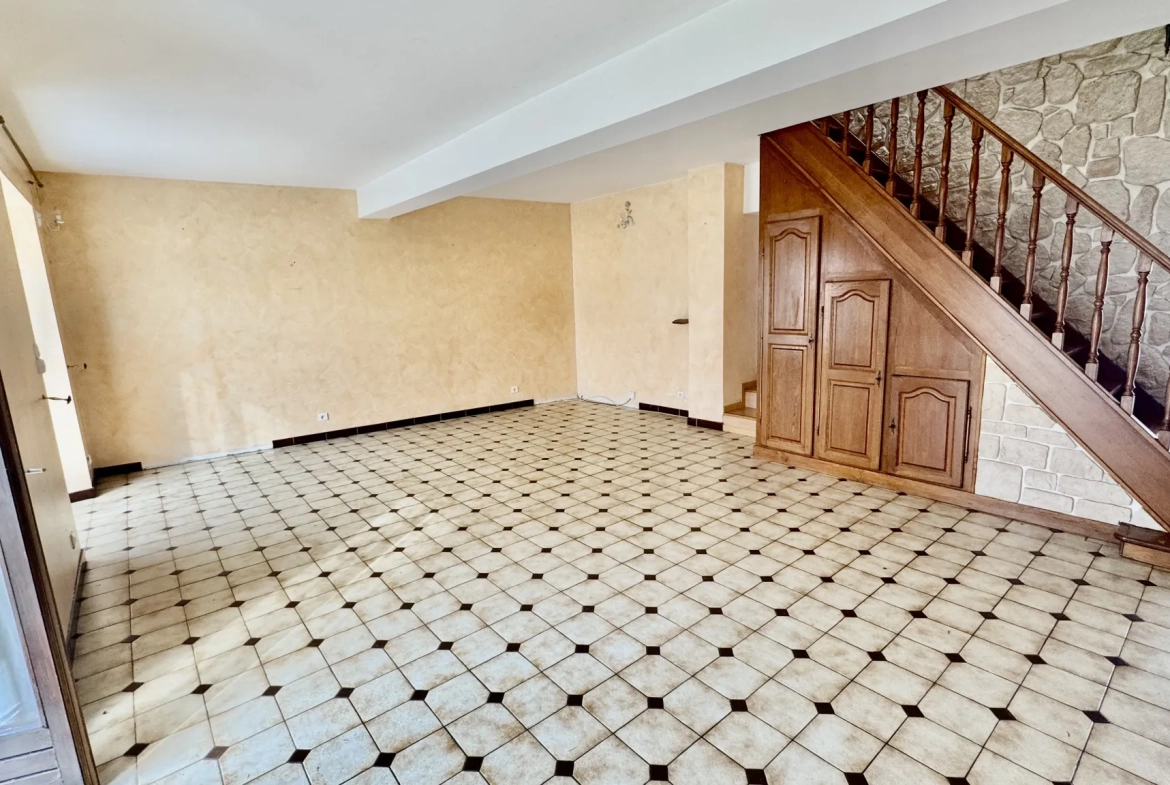 Maison à Issou de 120 m² avec jardin, garage et potentiel de rénovation 