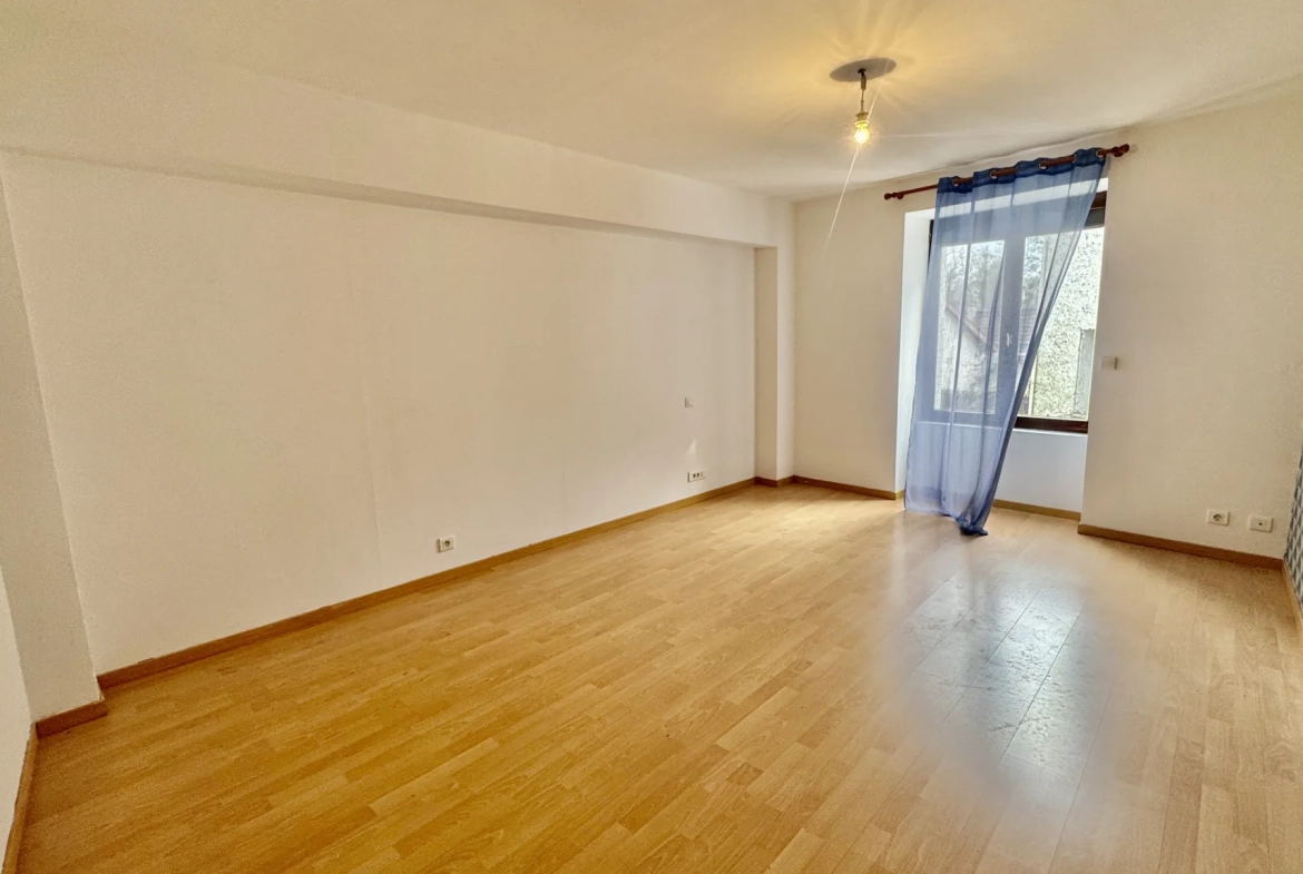 Maison à Issou de 120 m² avec jardin, garage et potentiel de rénovation 