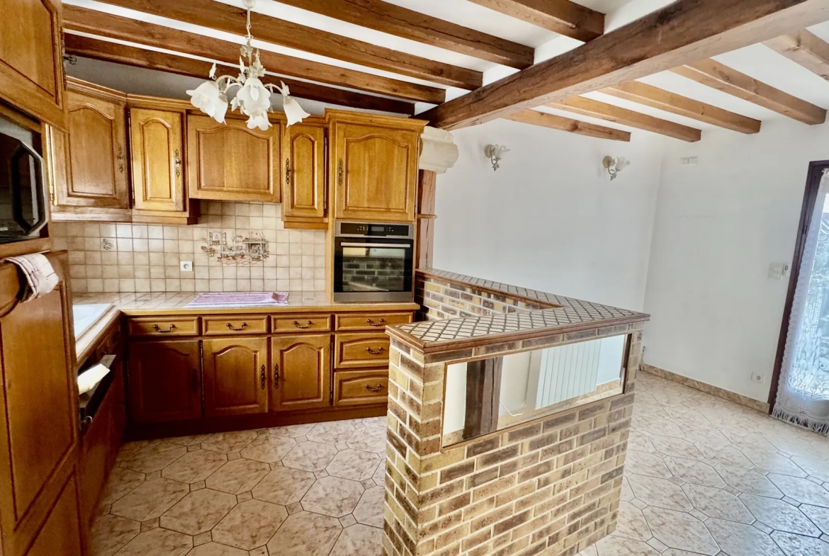 Maison à Issou de 120 m² avec jardin, garage et potentiel de rénovation 