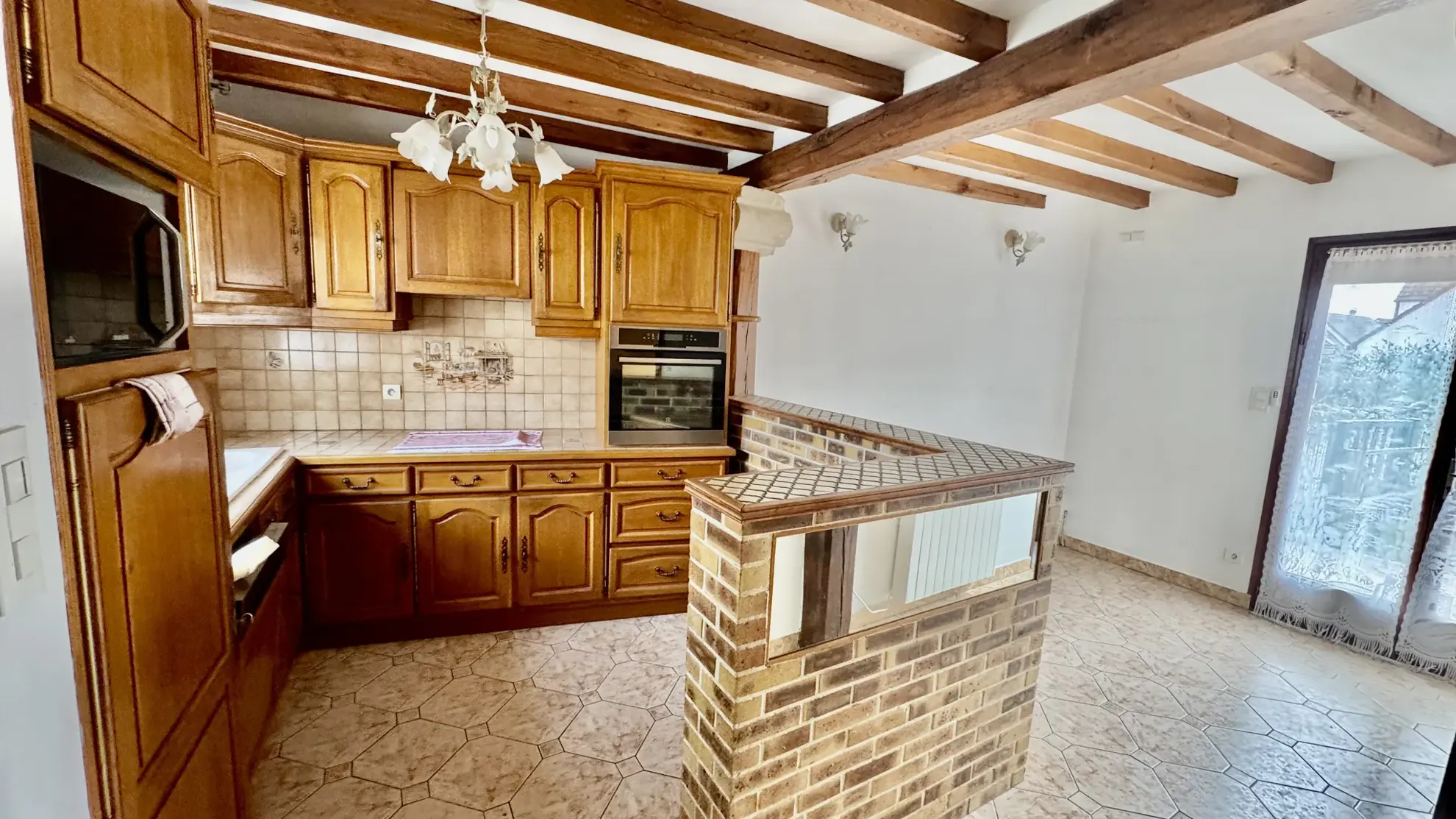 Maison à Issou de 120 m² avec jardin, garage et potentiel de rénovation 