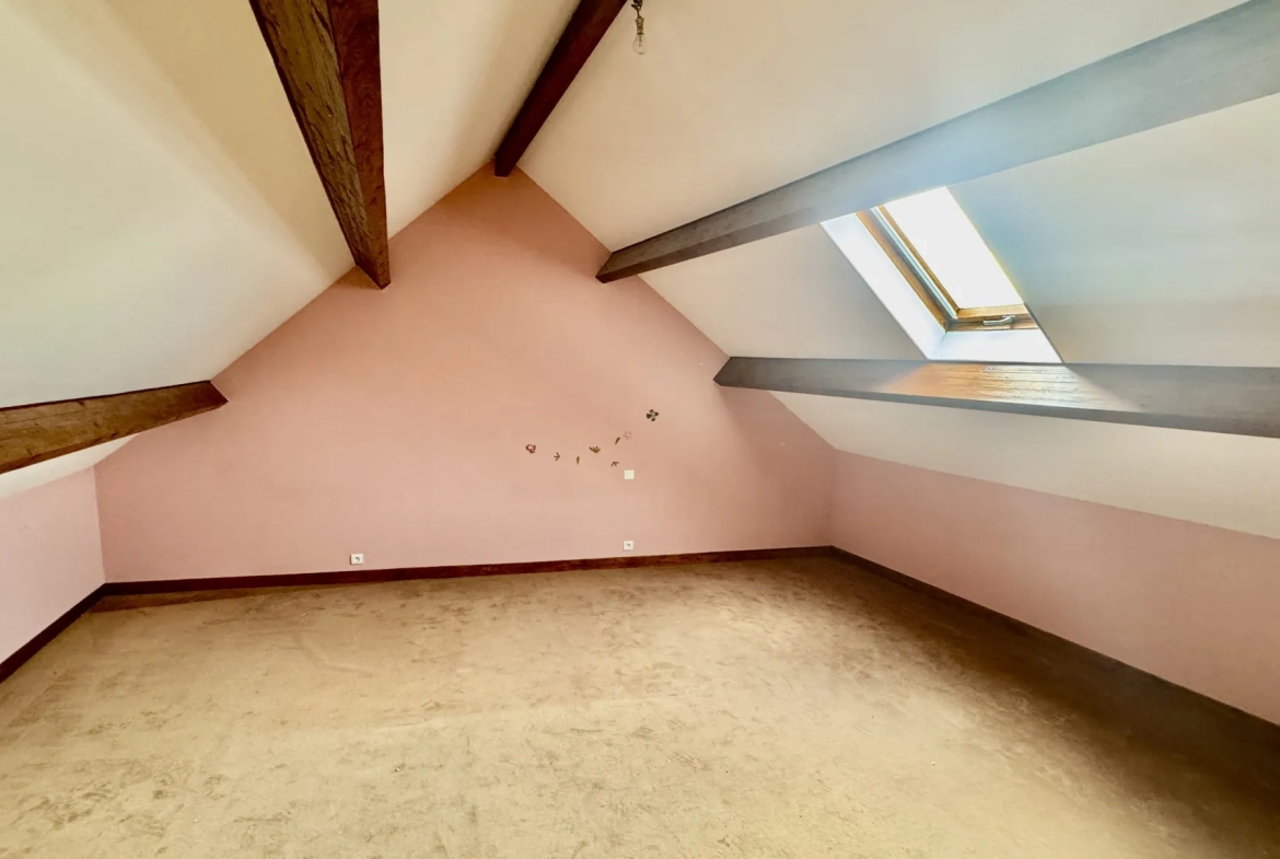 Maison à Issou de 120 m² avec jardin, garage et potentiel de rénovation 