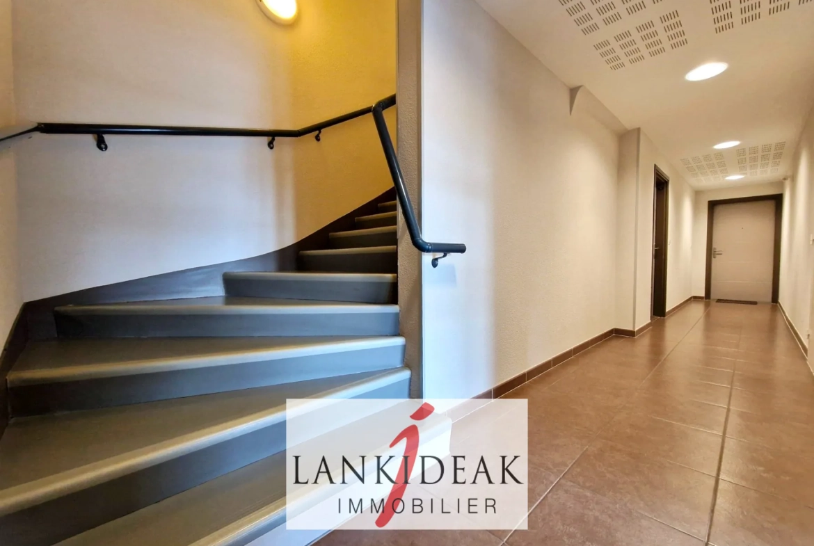 Achat appartement T2 de 43 m² à Ustaritz avec parking et cave, secteur sécurisé 