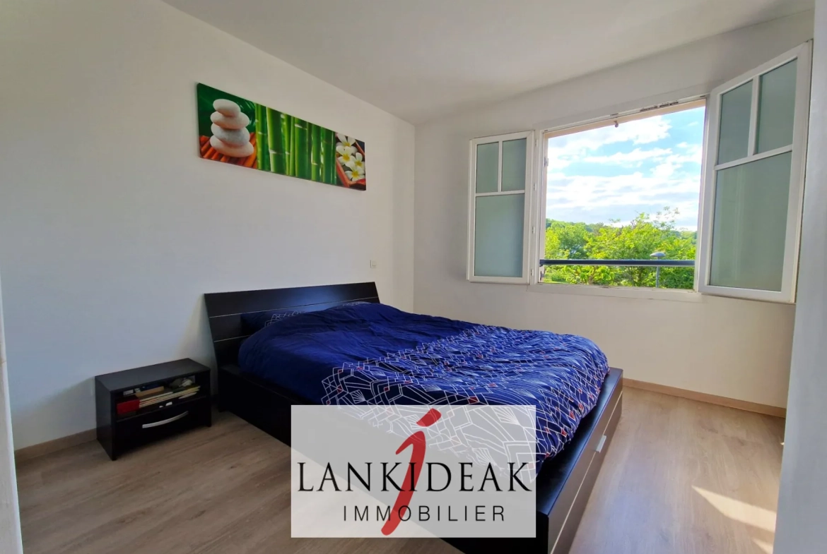 Achat appartement T2 de 43 m² à Ustaritz avec parking et cave, secteur sécurisé 