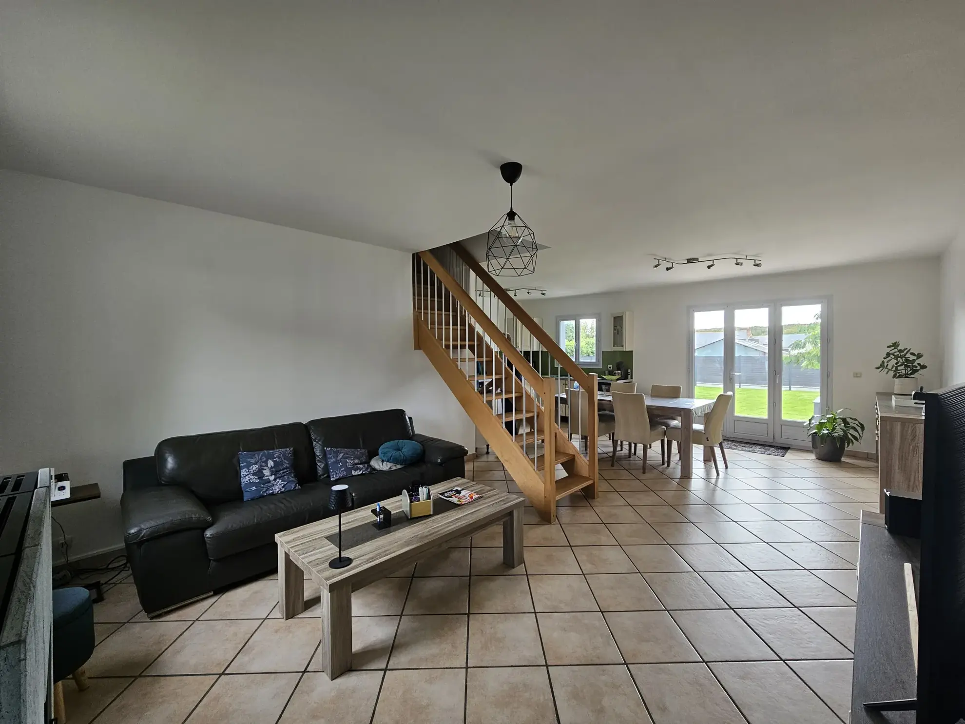 Maison familiale lumineuse à Le Gavre avec 5 chambres et terrain de 1000 m² 