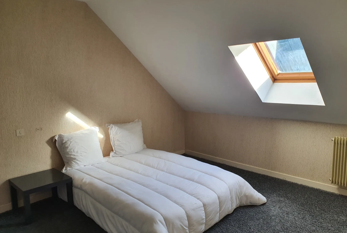 Charmante maison en pierre avec terrain et dépendances en Corrèze 