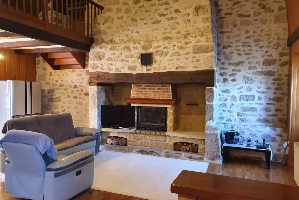 Charmante maison en pierre avec terrain et dépendances en Corrèze 
