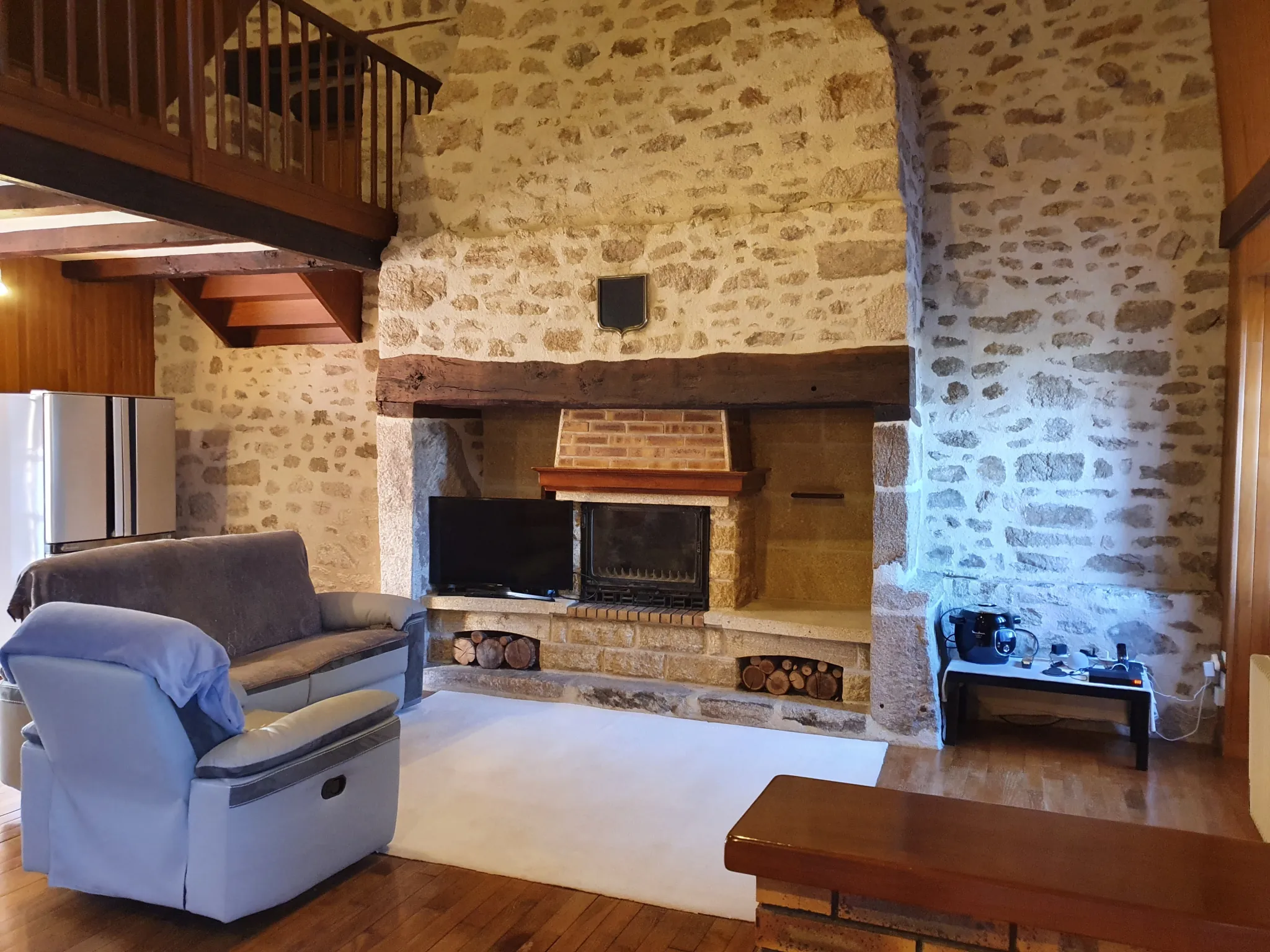 Charmante maison en pierre avec terrain et dépendances en Corrèze 