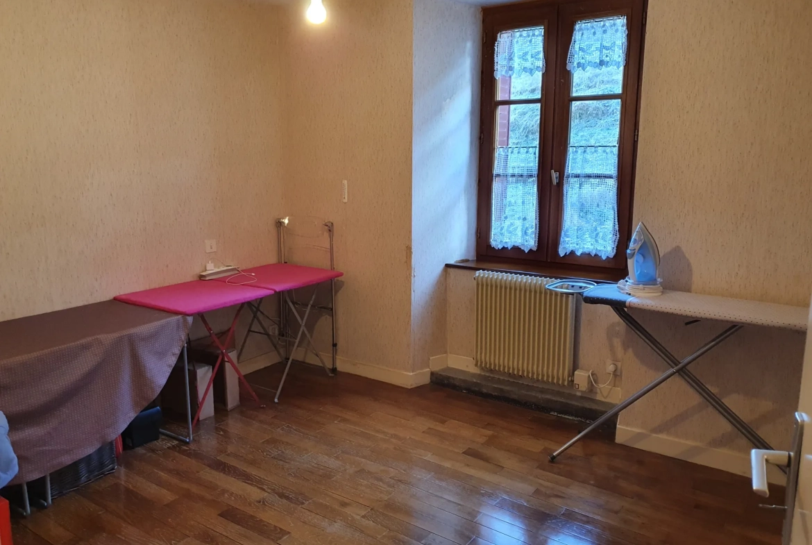 Charmante maison en pierre avec terrain et dépendances en Corrèze 