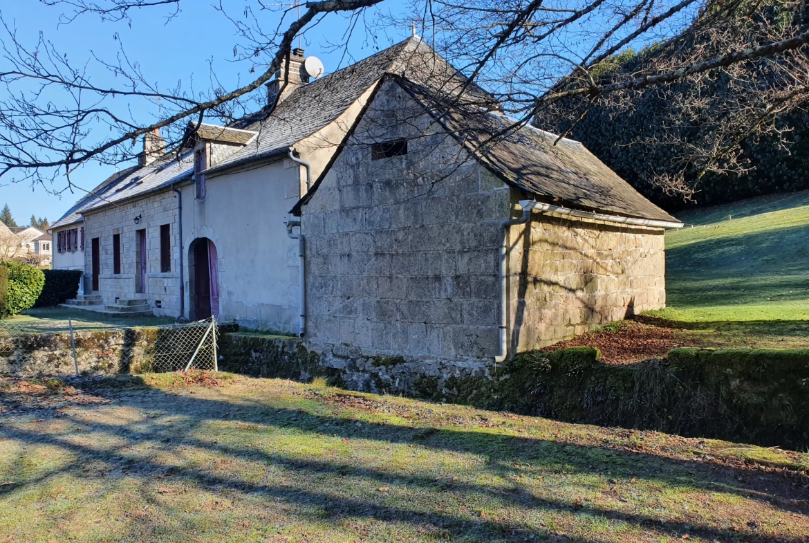 Charmante maison en pierre avec terrain et dépendances en Corrèze 
