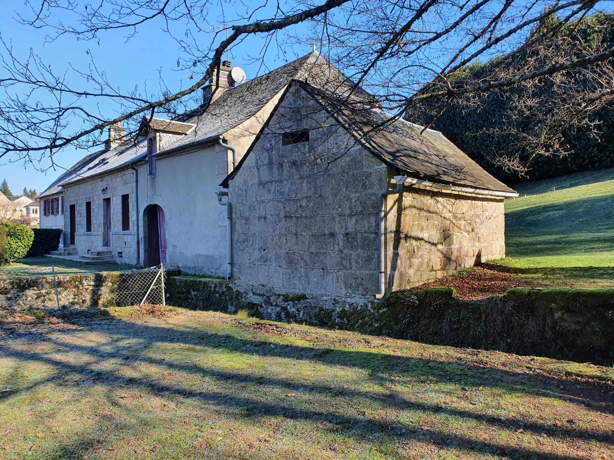 Charmante maison en pierre avec terrain et dépendances en Corrèze 
