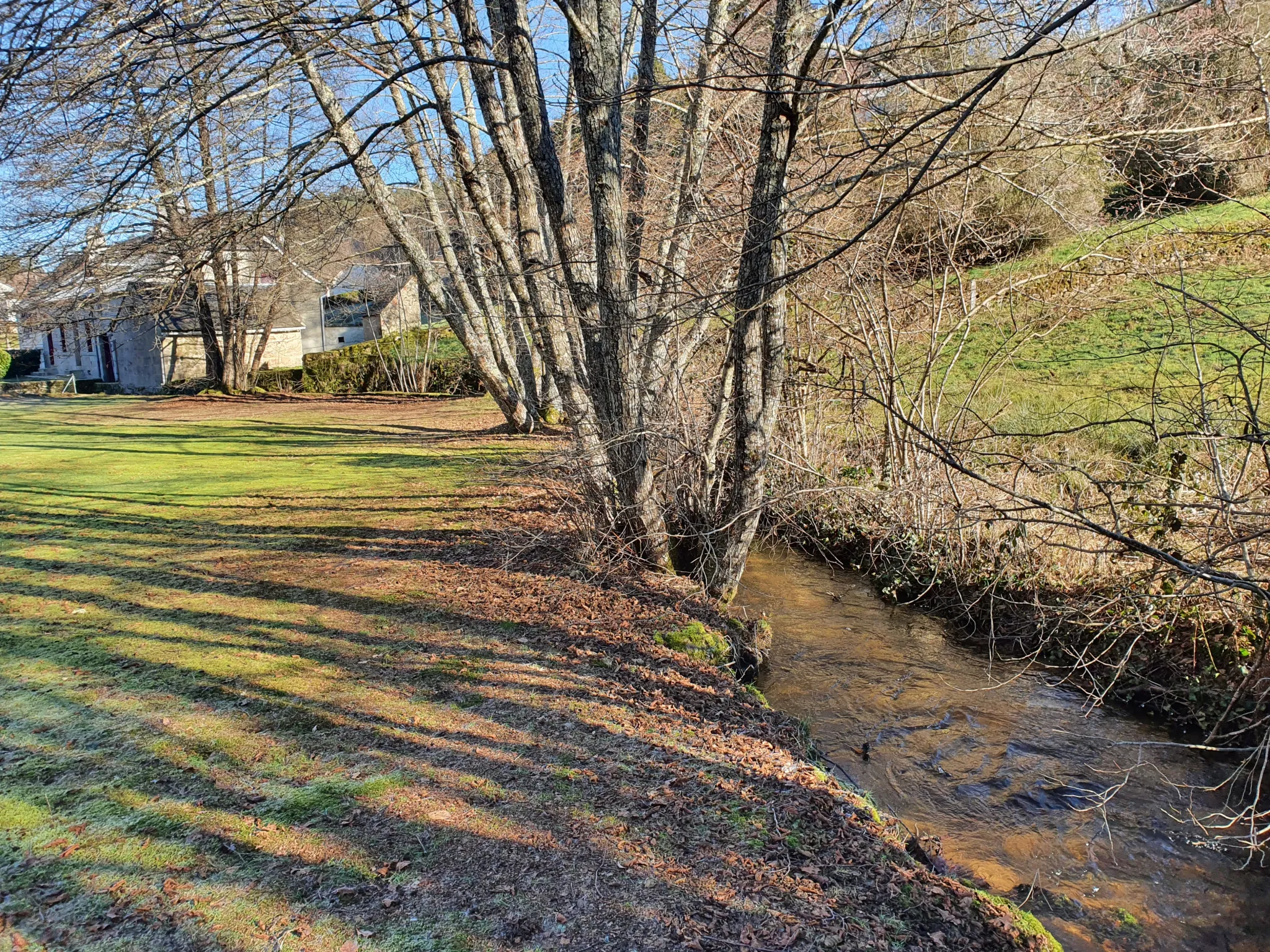 Charmante maison en pierre avec terrain et dépendances en Corrèze 