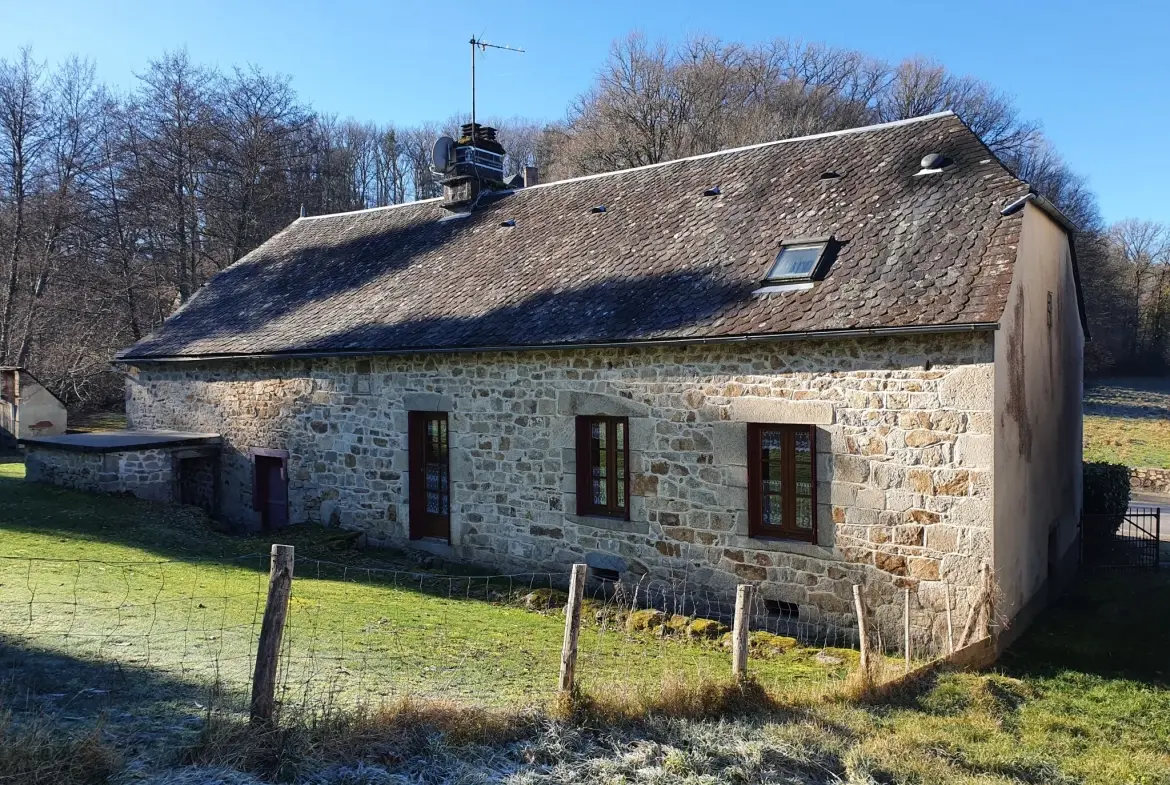 Charmante maison en pierre avec terrain et dépendances en Corrèze 