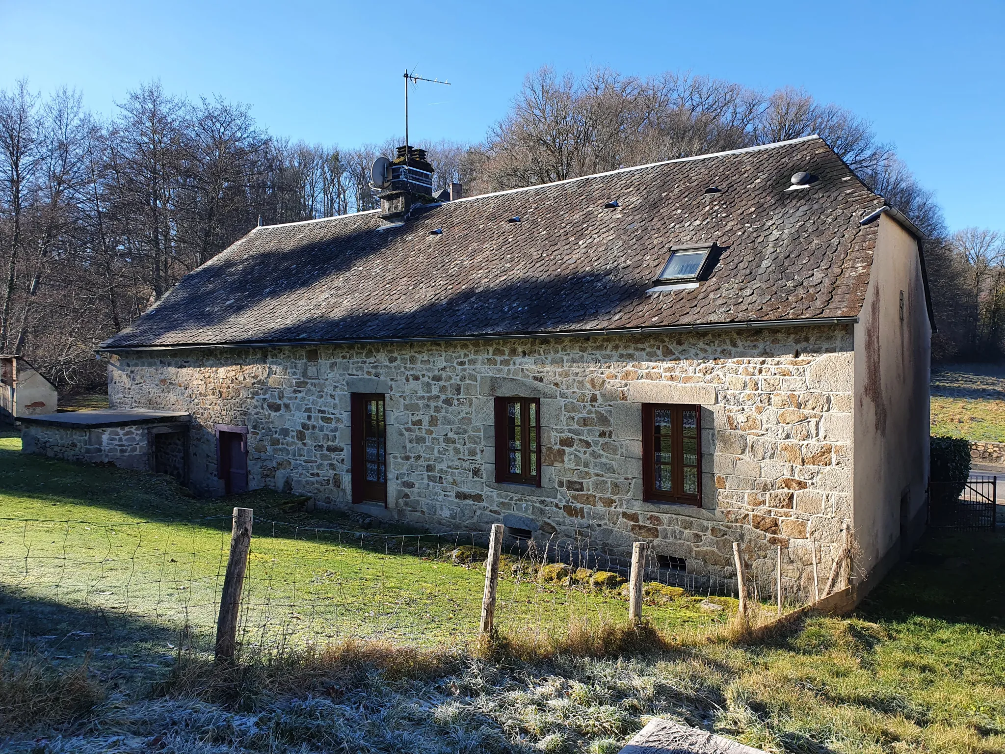 Charmante maison en pierre avec terrain et dépendances en Corrèze 