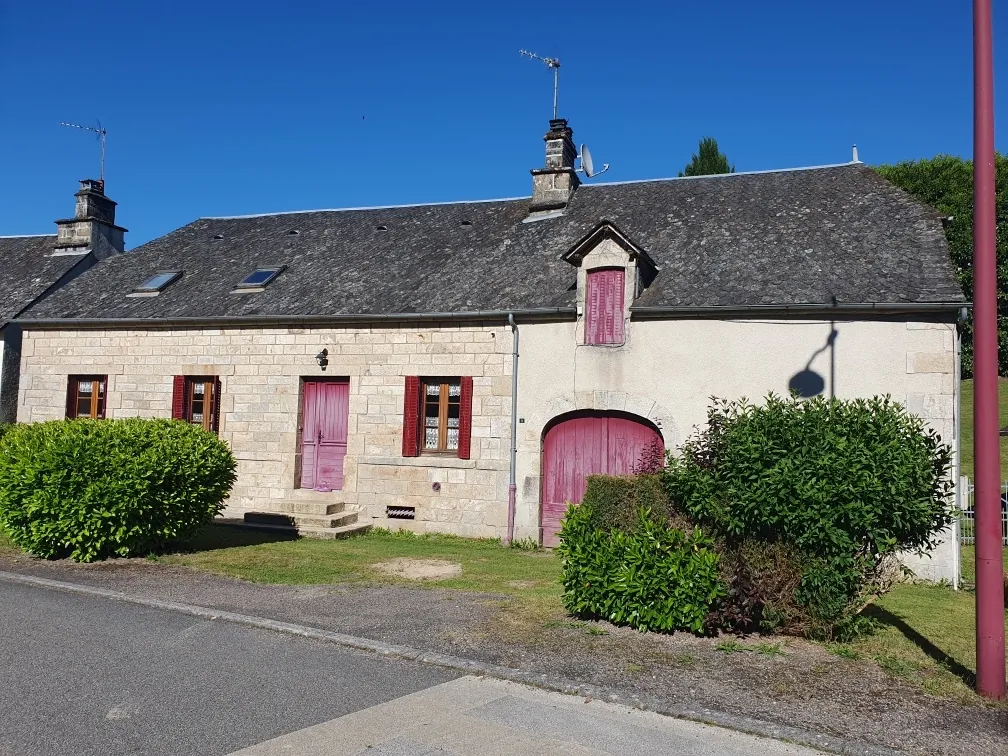 Charmante maison en pierre avec terrain et dépendances en Corrèze 