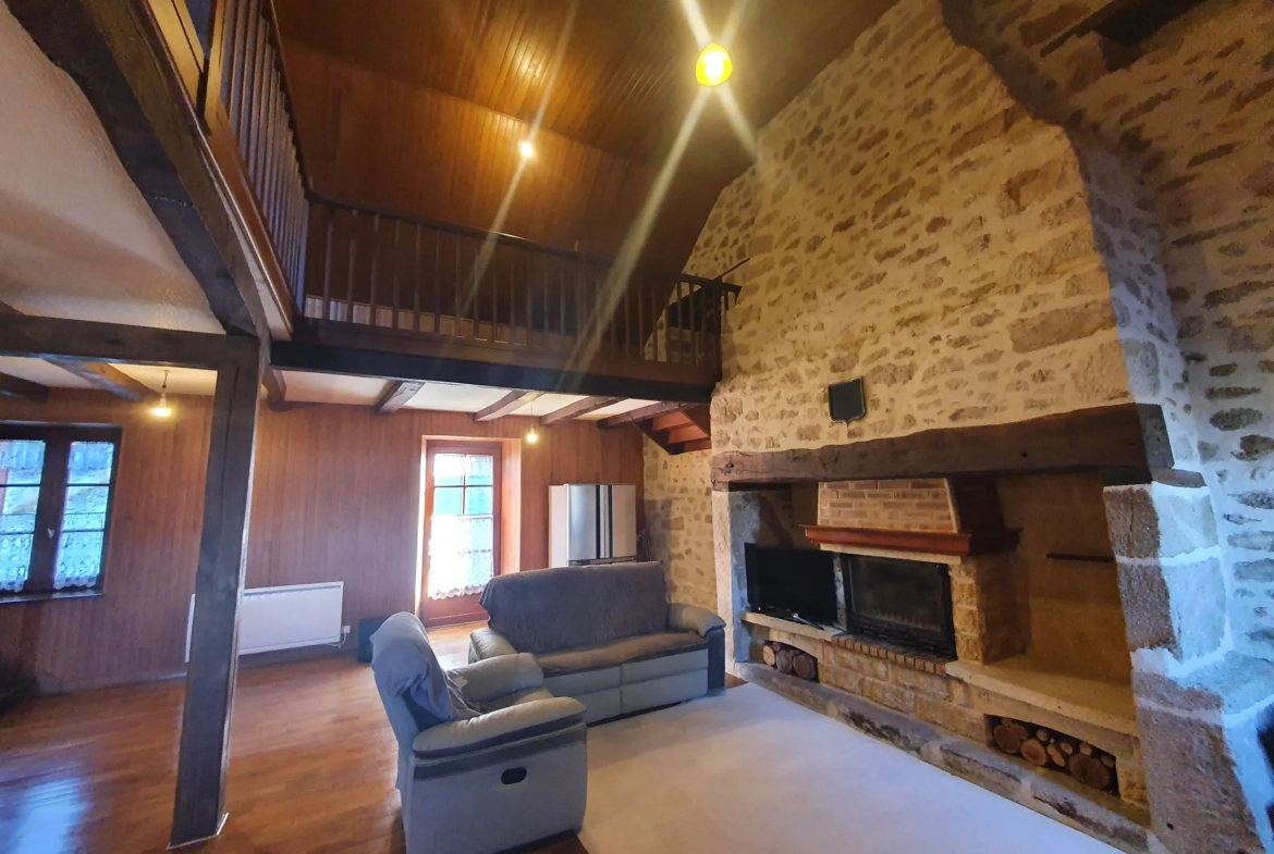 Charmante maison en pierre avec terrain et dépendances en Corrèze 