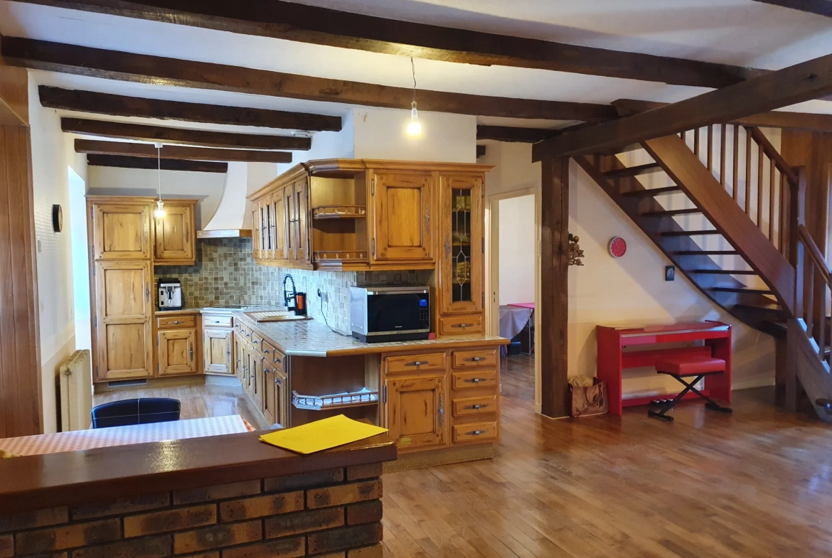 Charmante maison en pierre avec terrain et dépendances en Corrèze 