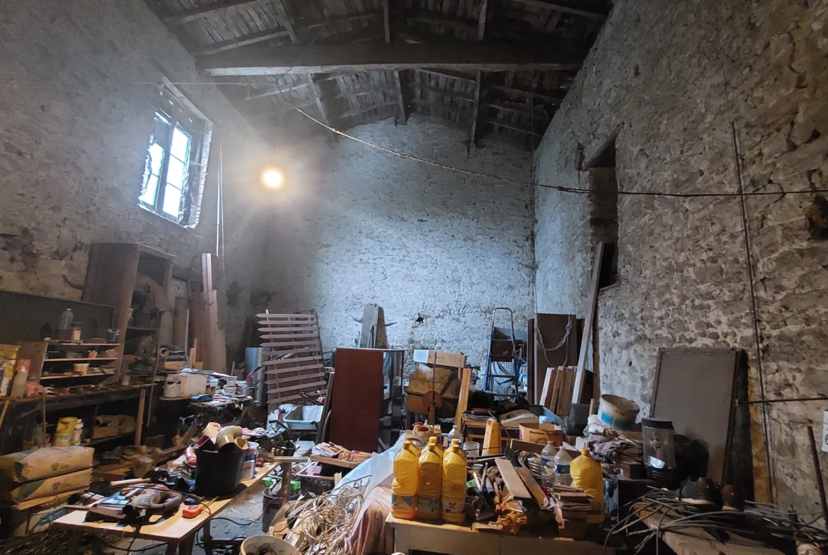 Maison en pierre à rénover de 110 m² avec jardin à La Réole 