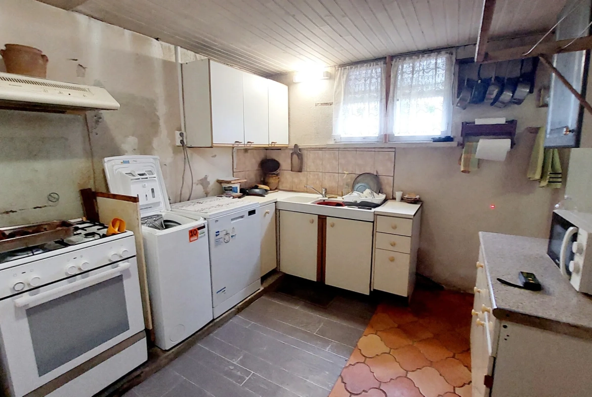 Maison en pierre à rénover de 110 m² avec jardin à La Réole 