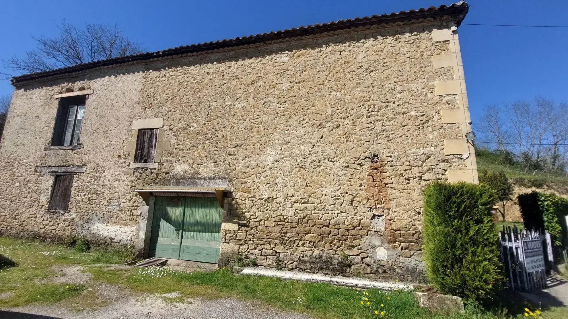 Maison en pierre à rénover de 110 m² avec jardin à La Réole 