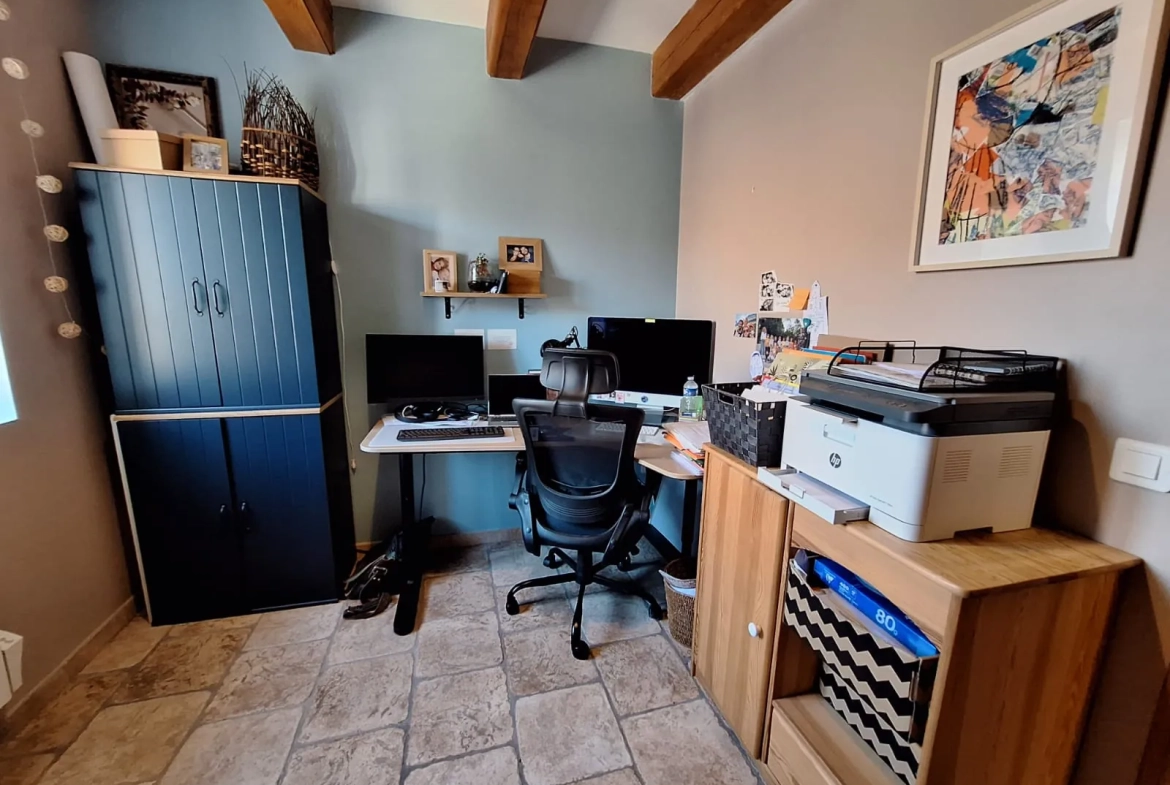 Maison de caractère à vendre dans le village de Caderousse, 115 m² avec garage et terrasse exposée sud 