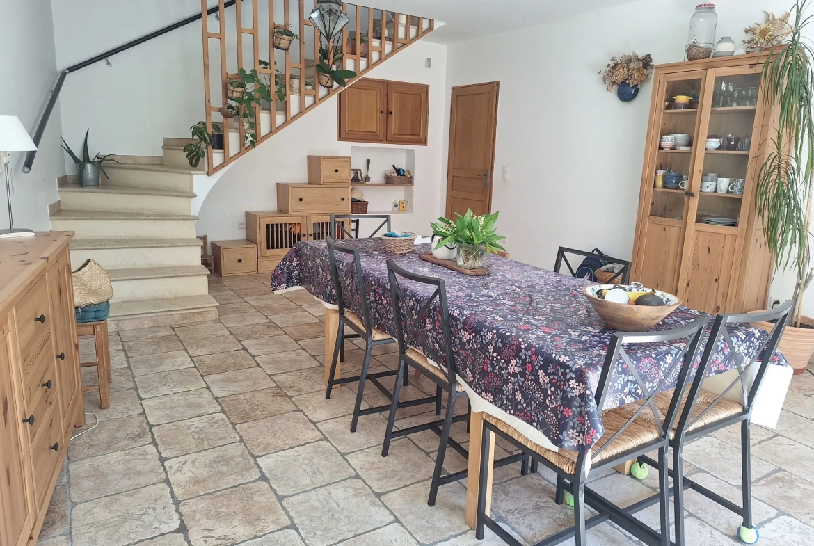 Maison de caractère à vendre dans le village de Caderousse, 115 m² avec garage et terrasse exposée sud 