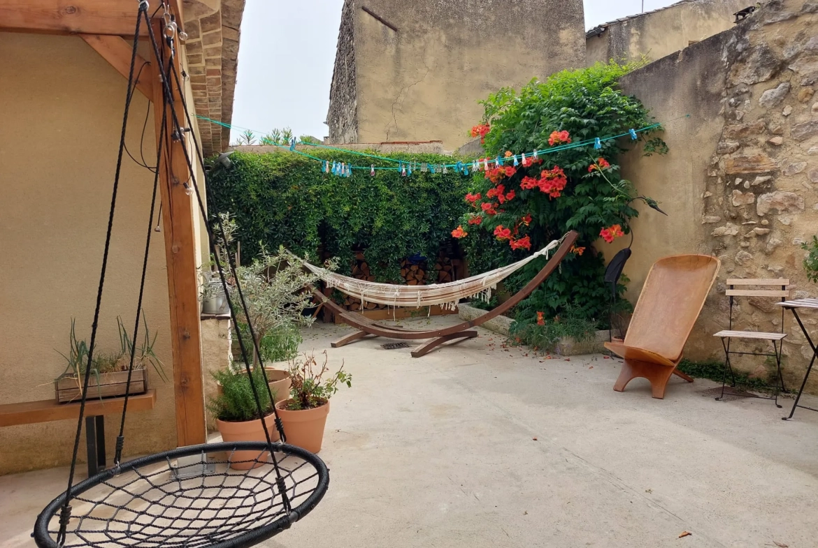 Maison de caractère à vendre dans le village de Caderousse, 115 m² avec garage et terrasse exposée sud 