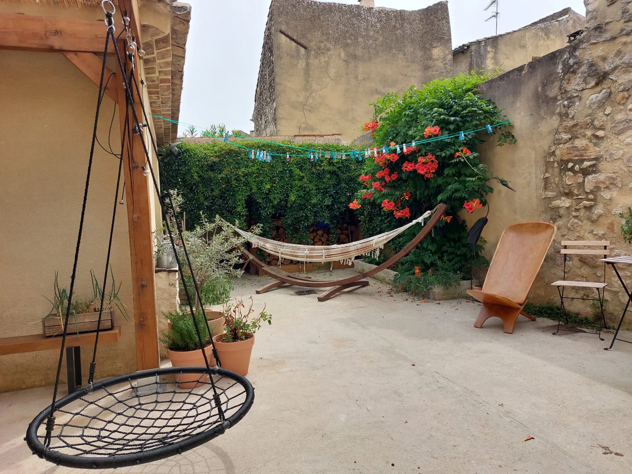 Maison de caractère à vendre dans le village de Caderousse, 115 m² avec garage et terrasse exposée sud 