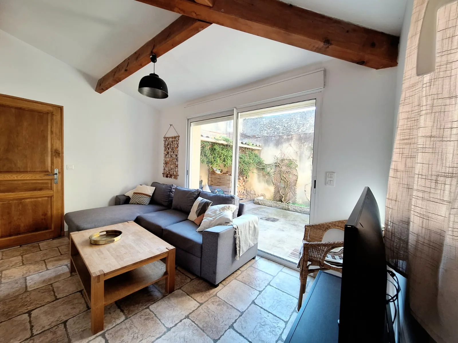 Maison de caractère à vendre dans le village de Caderousse, 115 m² avec garage et terrasse exposée sud 