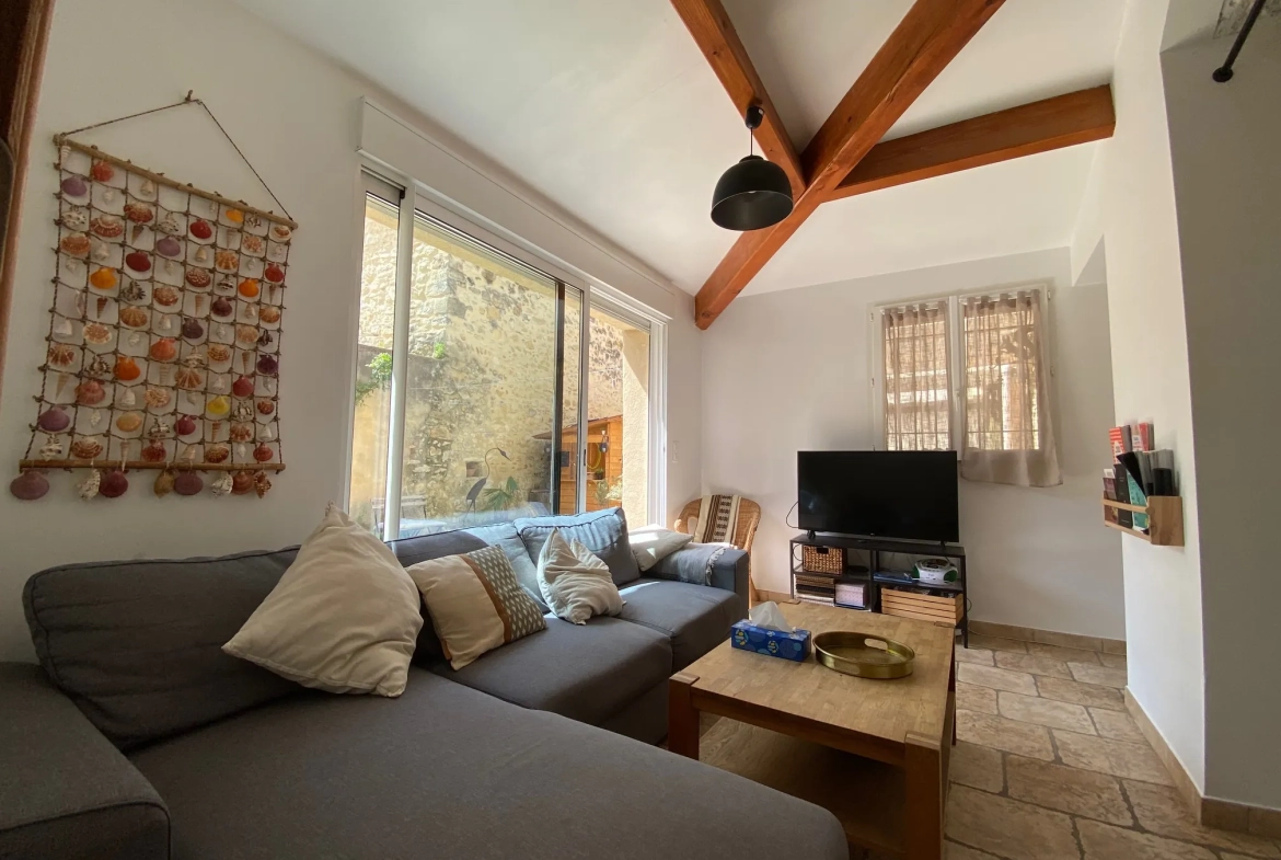 Maison de caractère à vendre dans le village de Caderousse, 115 m² avec garage et terrasse exposée sud 