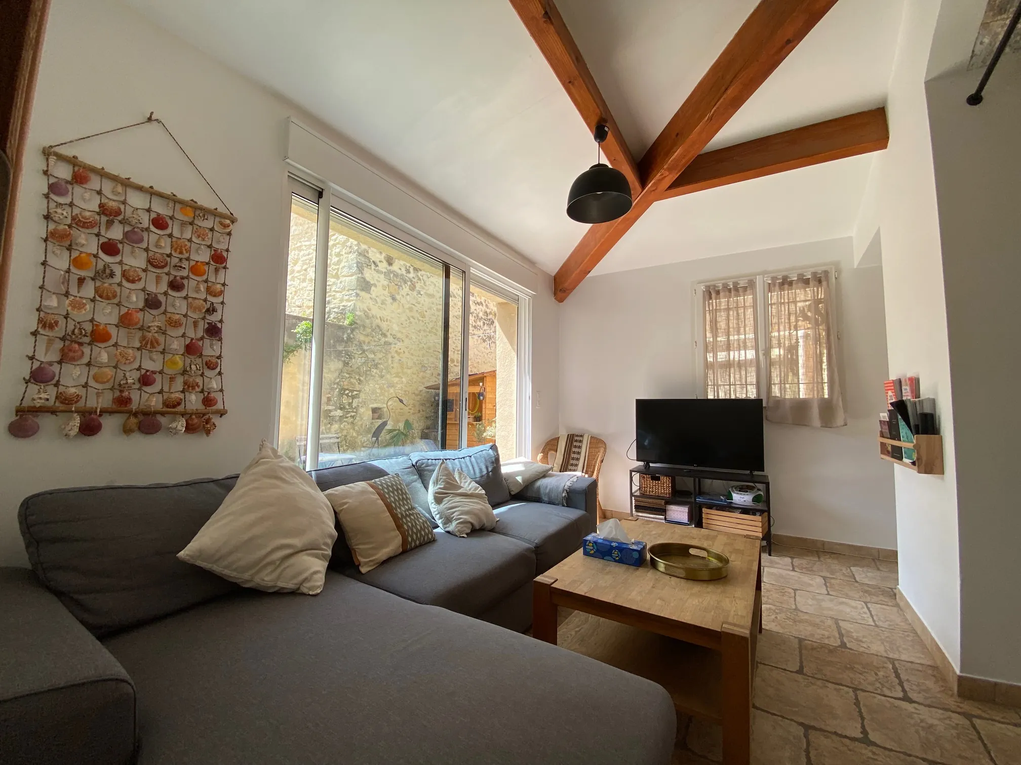 Maison de caractère à vendre dans le village de Caderousse, 115 m² avec garage et terrasse exposée sud 