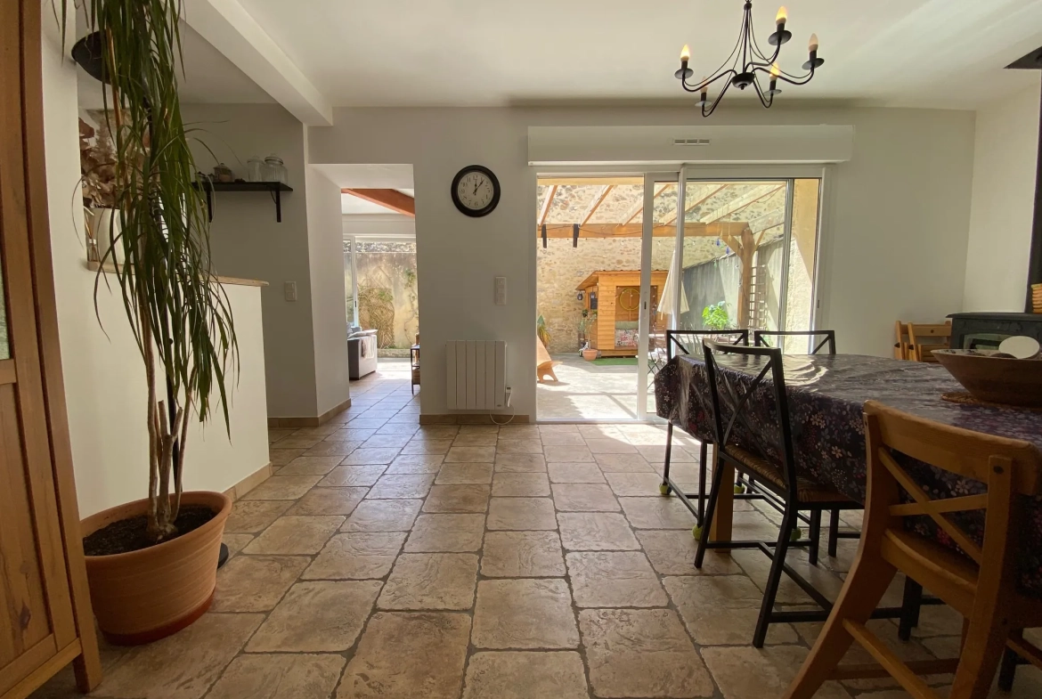 Maison de caractère à vendre dans le village de Caderousse, 115 m² avec garage et terrasse exposée sud 