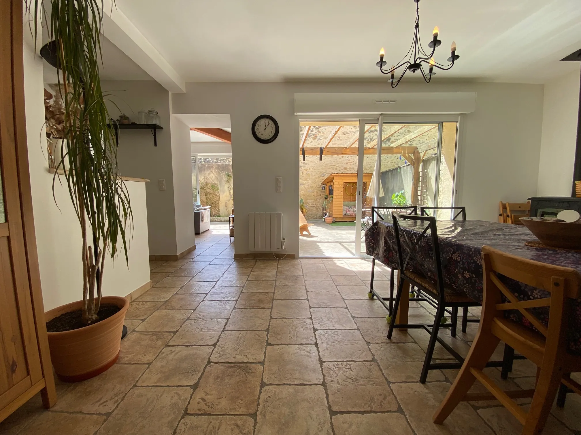 Maison de caractère à vendre dans le village de Caderousse, 115 m² avec garage et terrasse exposée sud 
