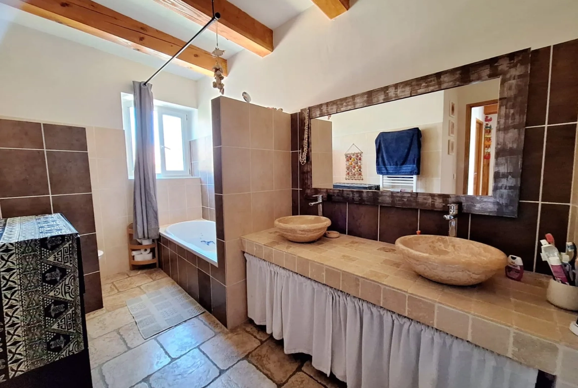Maison de caractère à vendre dans le village de Caderousse, 115 m² avec garage et terrasse exposée sud 