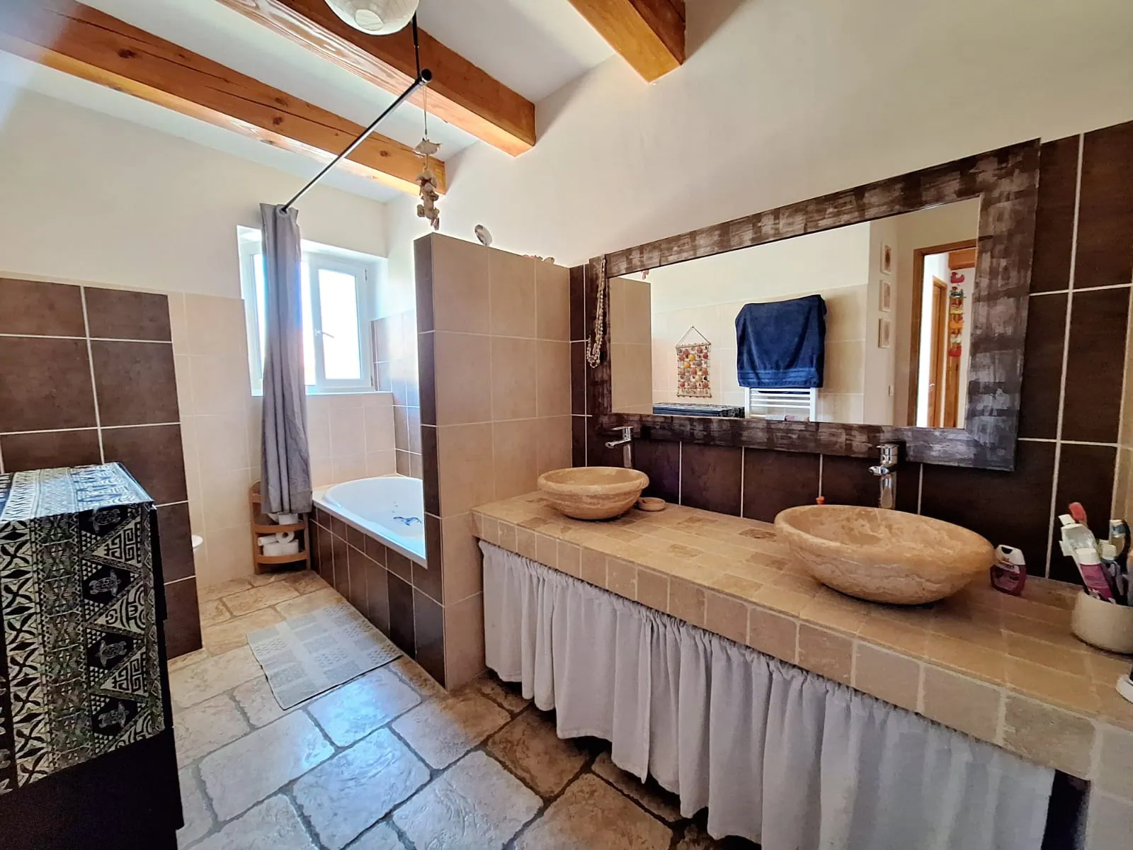 Maison de caractère à vendre dans le village de Caderousse, 115 m² avec garage et terrasse exposée sud 
