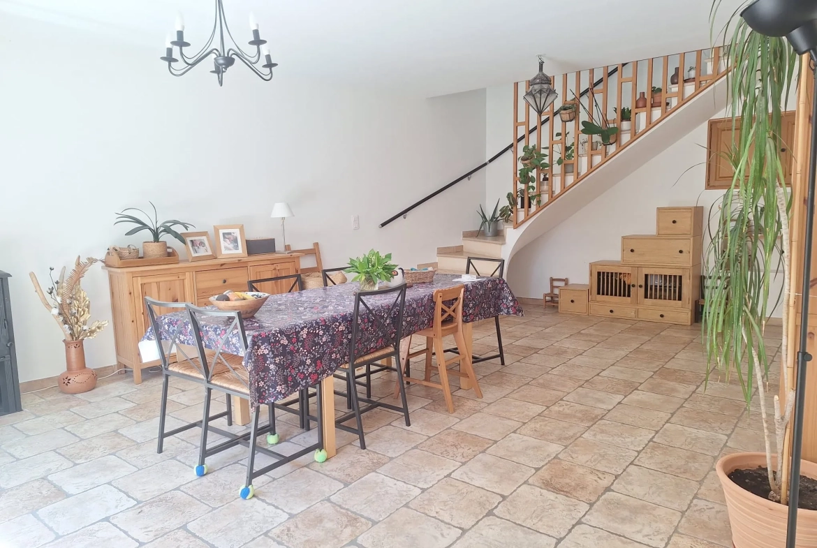 Maison de caractère à vendre dans le village de Caderousse, 115 m² avec garage et terrasse exposée sud 