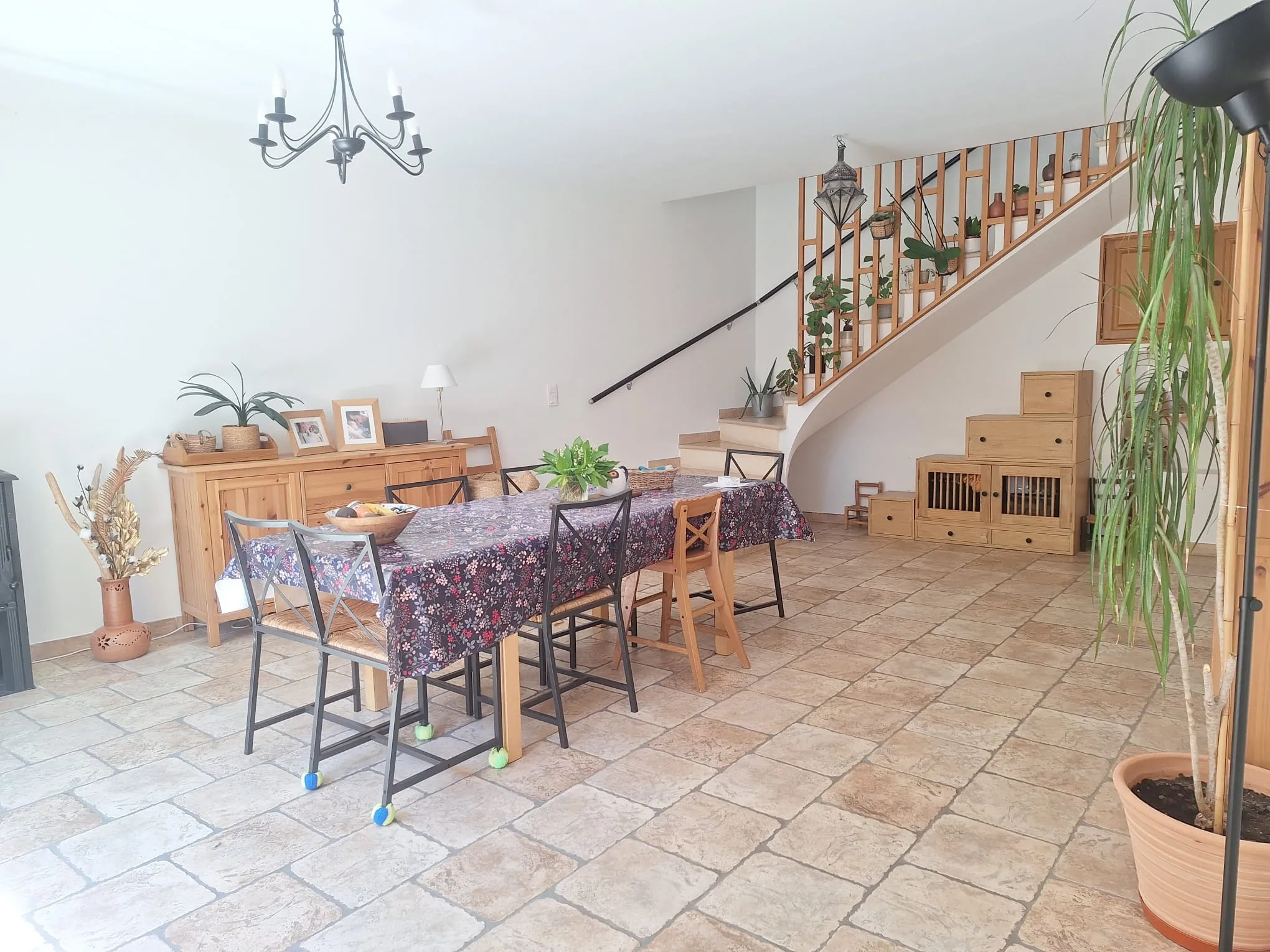 Maison de caractère à vendre dans le village de Caderousse, 115 m² avec garage et terrasse exposée sud 