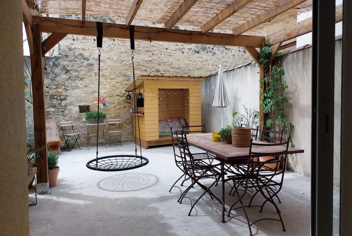 Maison de caractère à vendre dans le village de Caderousse, 115 m² avec garage et terrasse exposée sud 