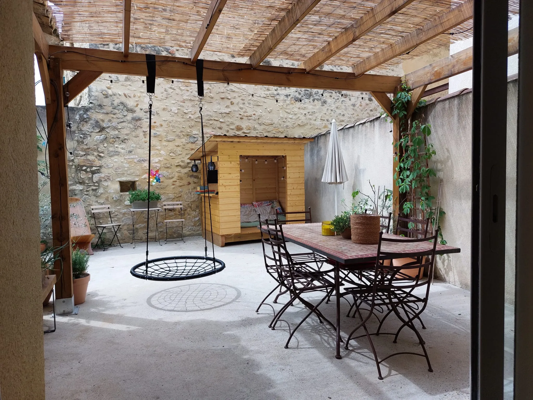 Maison de caractère à vendre dans le village de Caderousse, 115 m² avec garage et terrasse exposée sud 