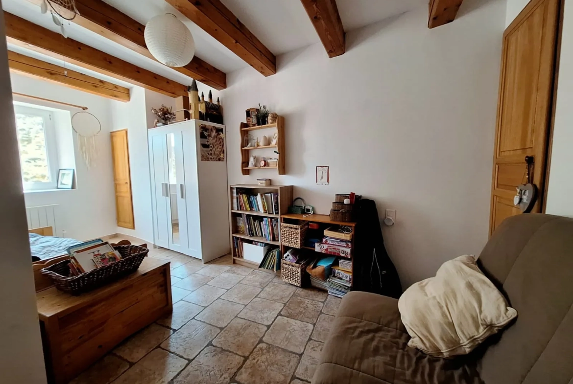 Maison de caractère à vendre dans le village de Caderousse, 115 m² avec garage et terrasse exposée sud 