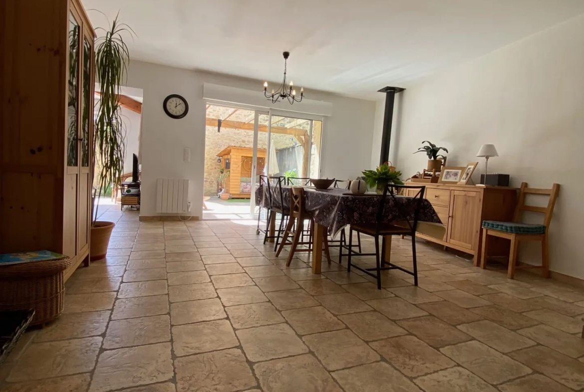 Maison de caractère à vendre dans le village de Caderousse, 115 m² avec garage et terrasse exposée sud 