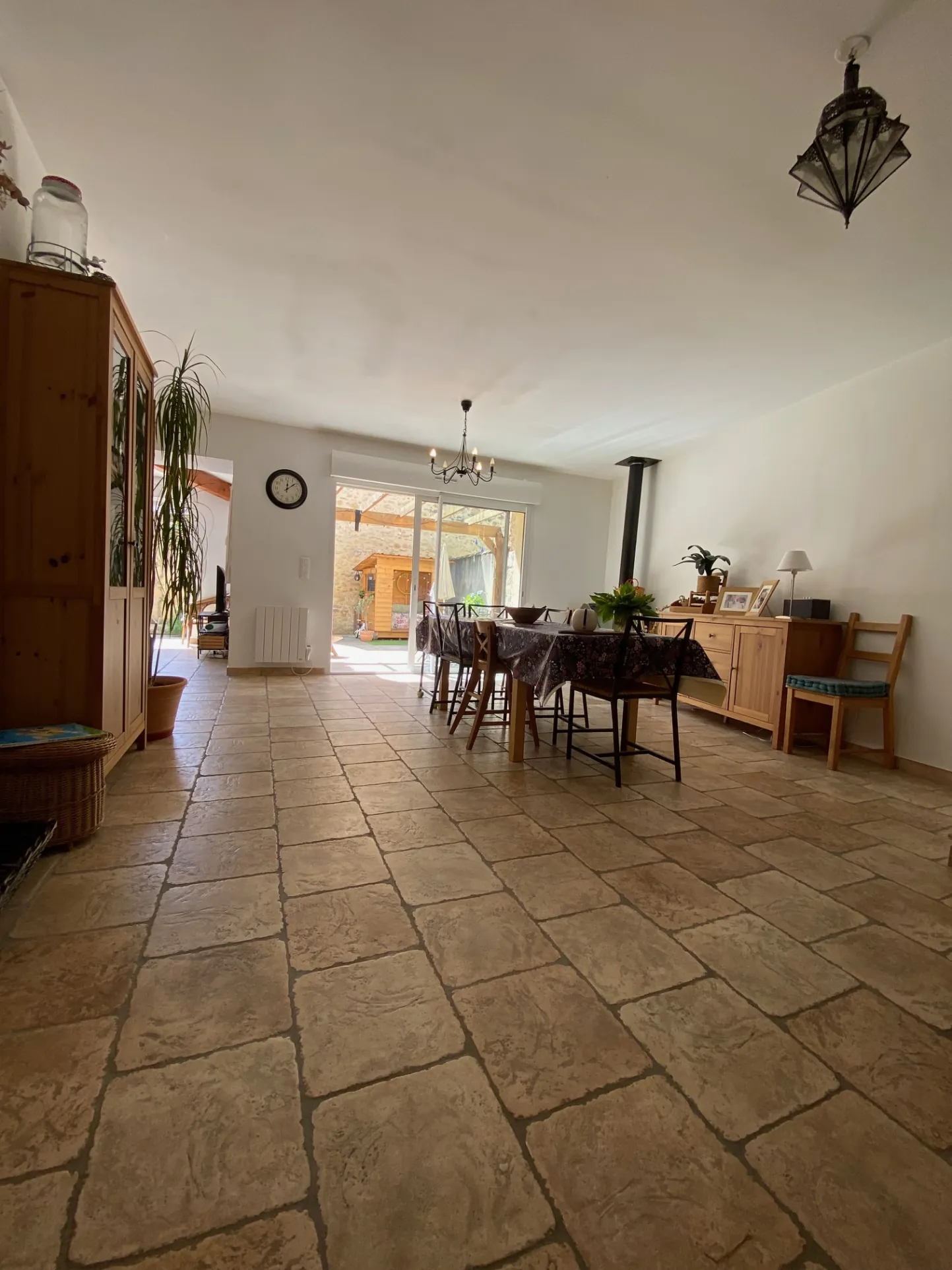 Maison de caractère à vendre dans le village de Caderousse, 115 m² avec garage et terrasse exposée sud 