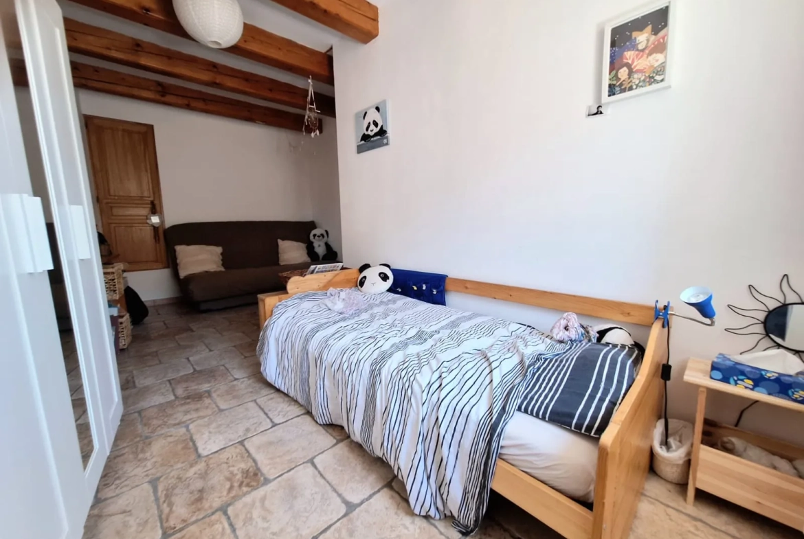 Maison de caractère à vendre dans le village de Caderousse, 115 m² avec garage et terrasse exposée sud 