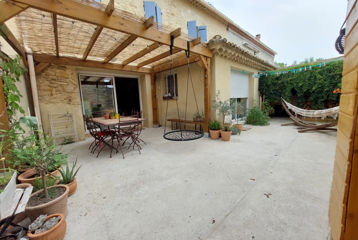 Maison de caractère à vendre dans le village de Caderousse, 115 m² avec garage et terrasse exposée sud 