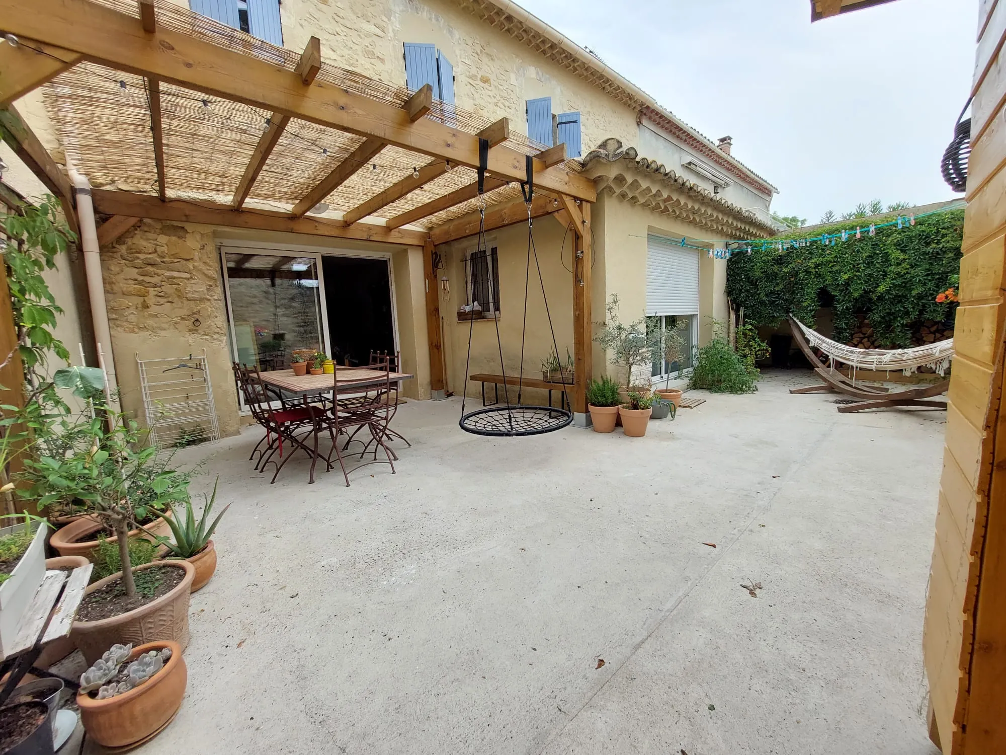 Maison de caractère à vendre dans le village de Caderousse, 115 m² avec garage et terrasse exposée sud 