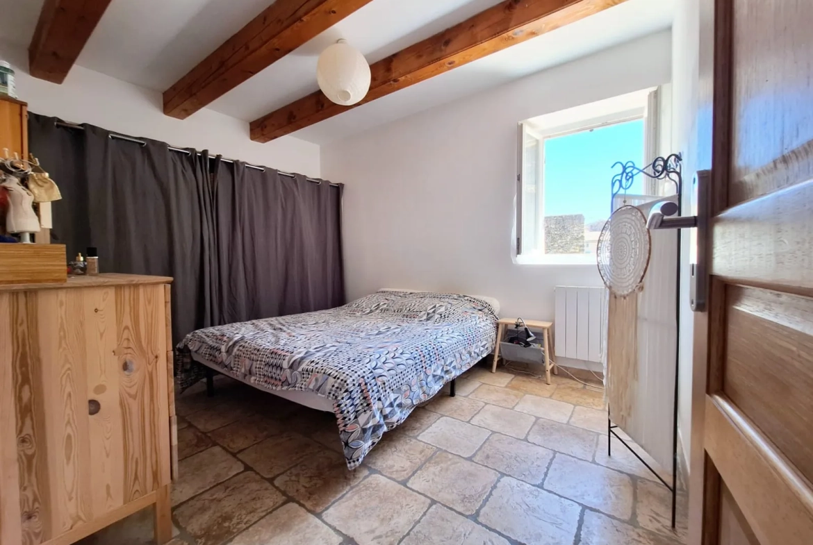 Maison de caractère à vendre dans le village de Caderousse, 115 m² avec garage et terrasse exposée sud 