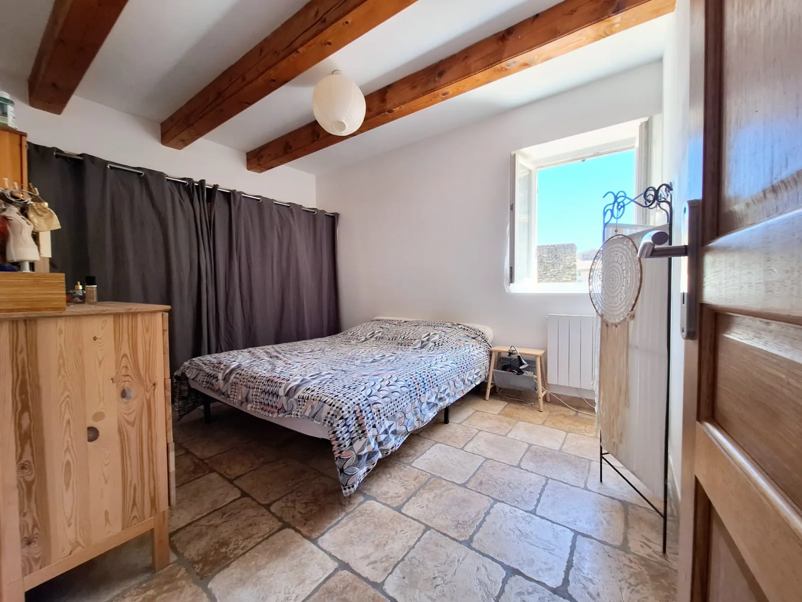 Maison de caractère à vendre dans le village de Caderousse, 115 m² avec garage et terrasse exposée sud 