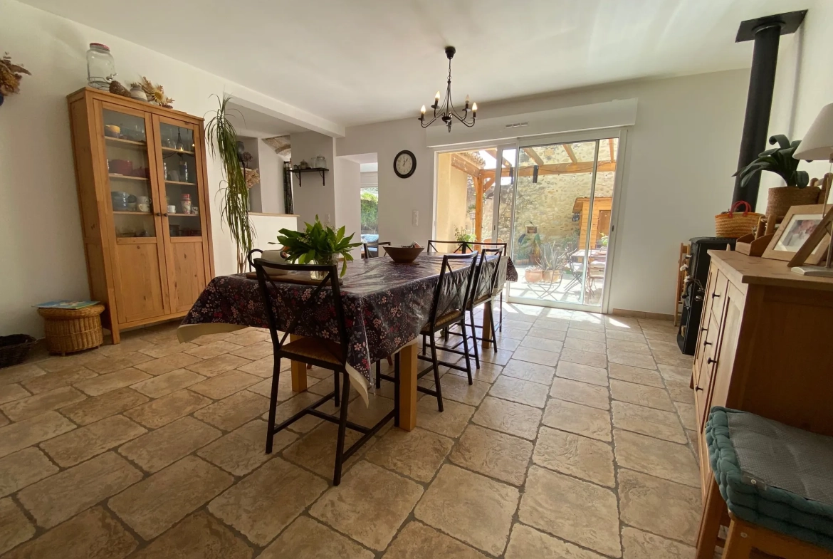 Maison de caractère à vendre dans le village de Caderousse, 115 m² avec garage et terrasse exposée sud 