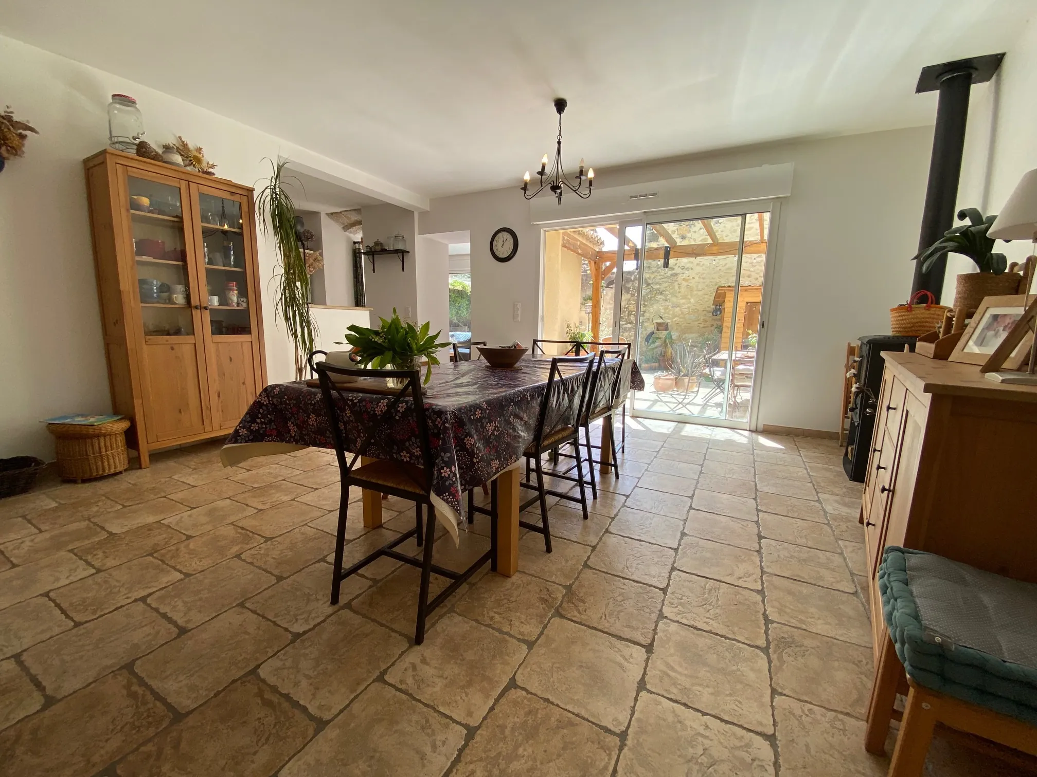 Maison de caractère à vendre dans le village de Caderousse, 115 m² avec garage et terrasse exposée sud 